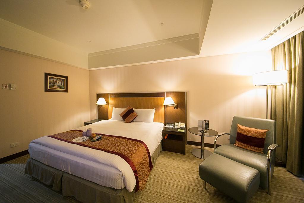 Evergreen Plaza Hotel - Tainan Rum bild A room at the hotel