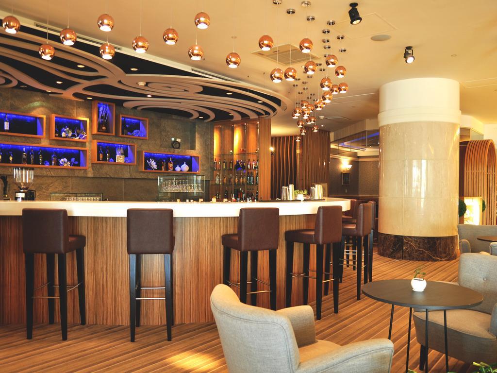Evergreen Plaza Hotel - Tainan Exteriör bild The bar at the lounge