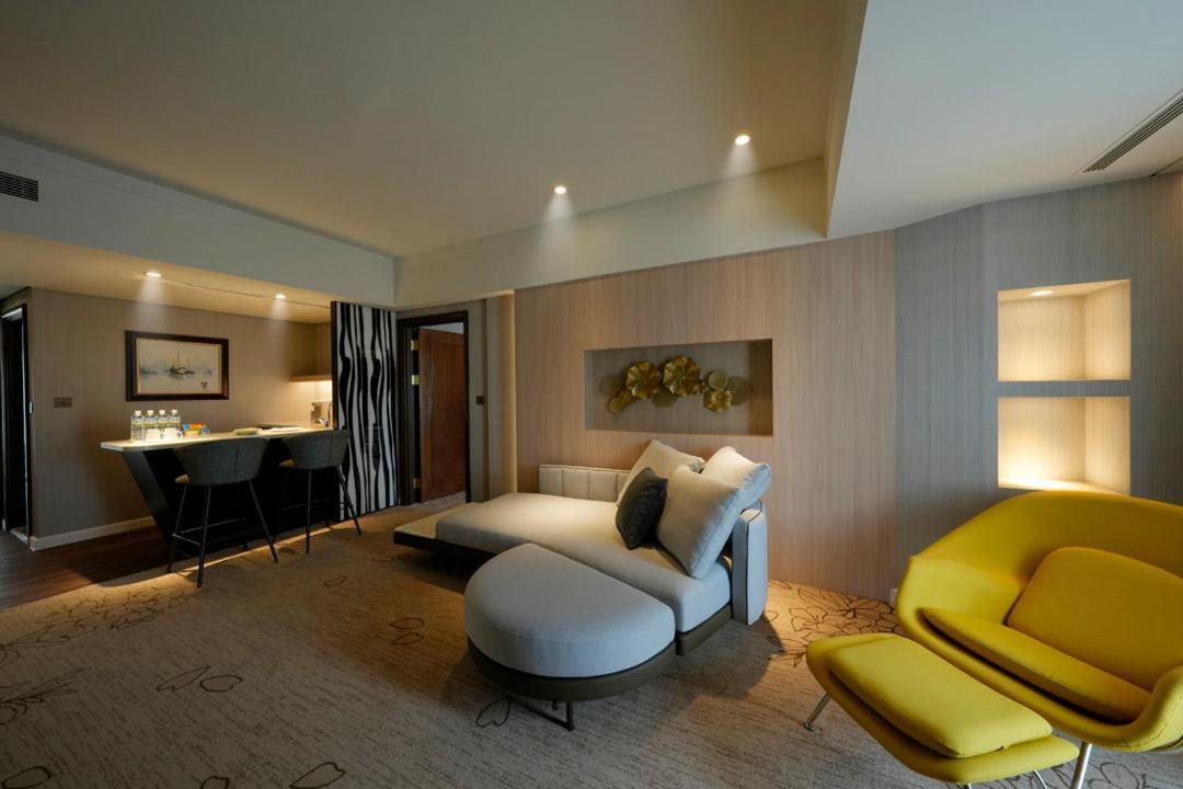 Evergreen Plaza Hotel - Tainan Exteriör bild A suite at The Hari