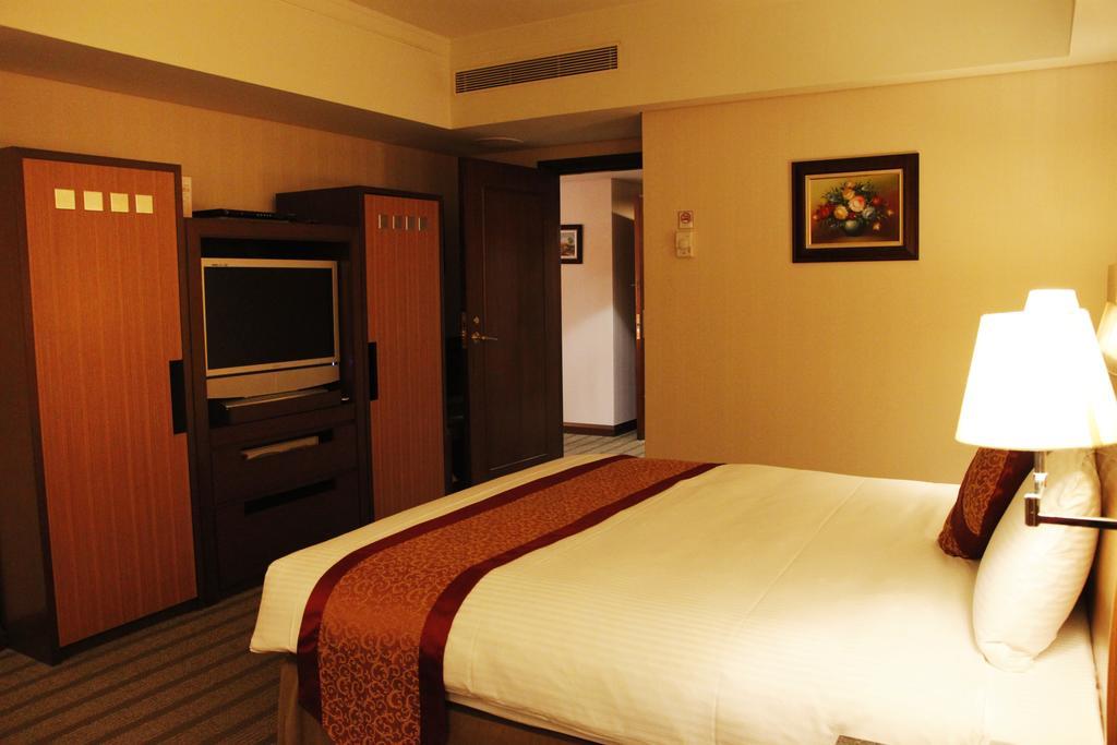 Evergreen Plaza Hotel - Tainan Rum bild A room at the hotel