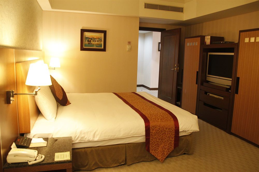 Evergreen Plaza Hotel - Tainan Exteriör bild A bedroom in a hotel