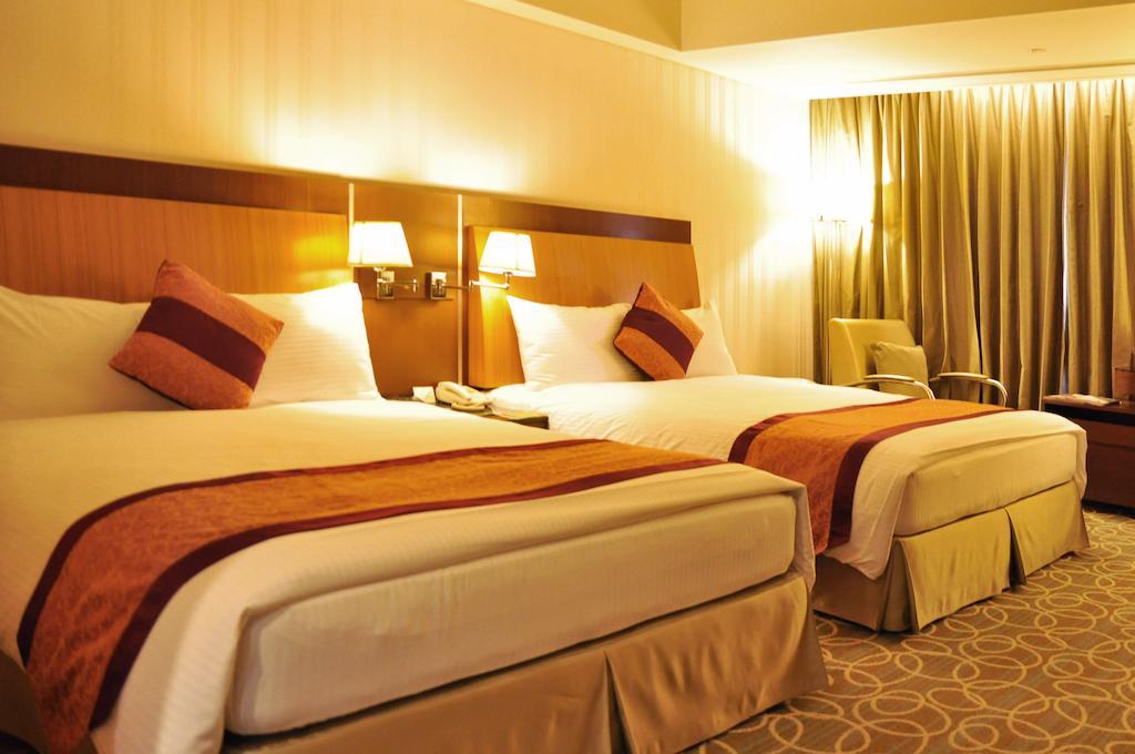 Evergreen Plaza Hotel - Tainan Rum bild A room at the hotel
