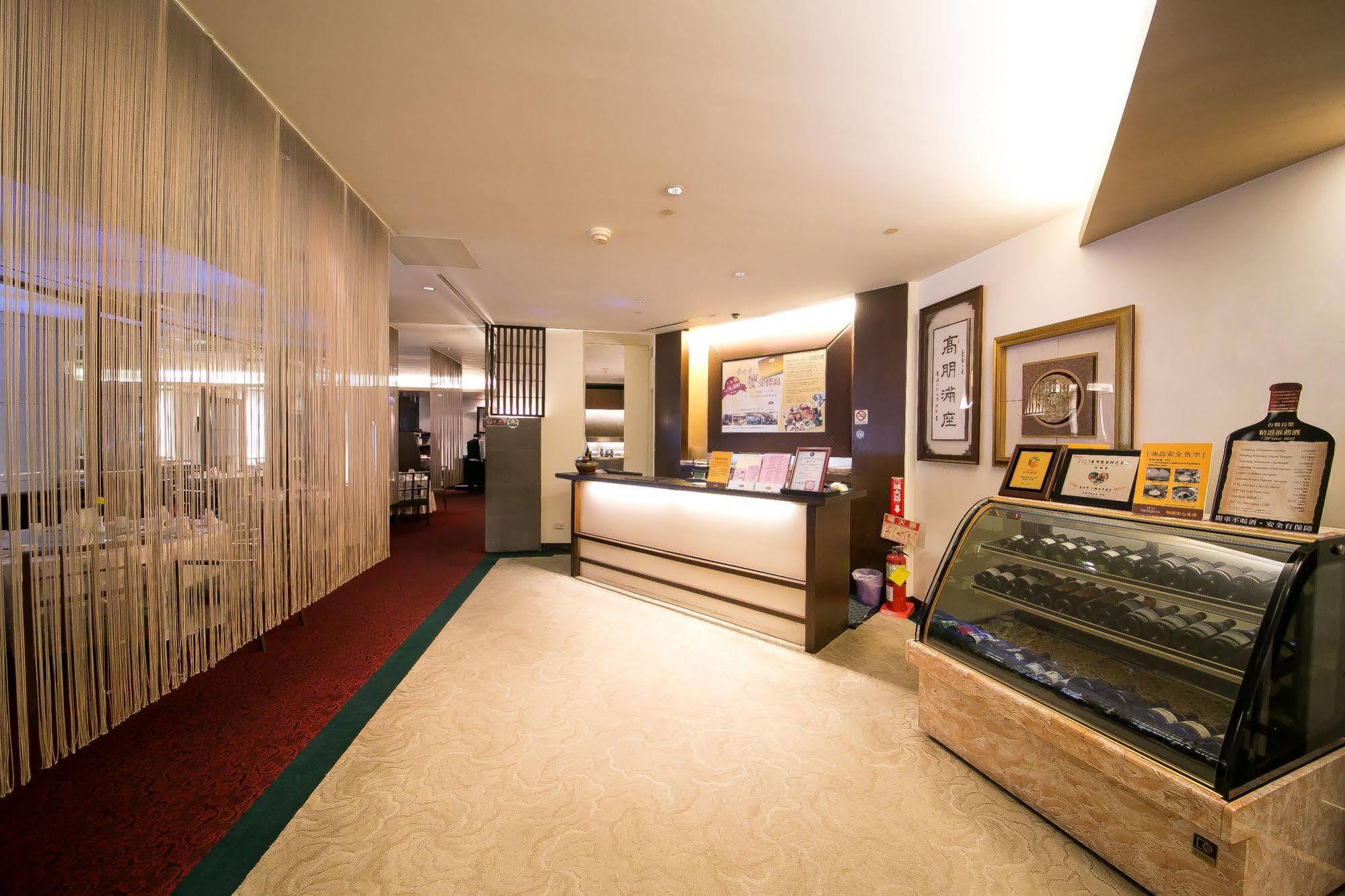 Evergreen Plaza Hotel - Tainan Exteriör bild The interior of the lounge