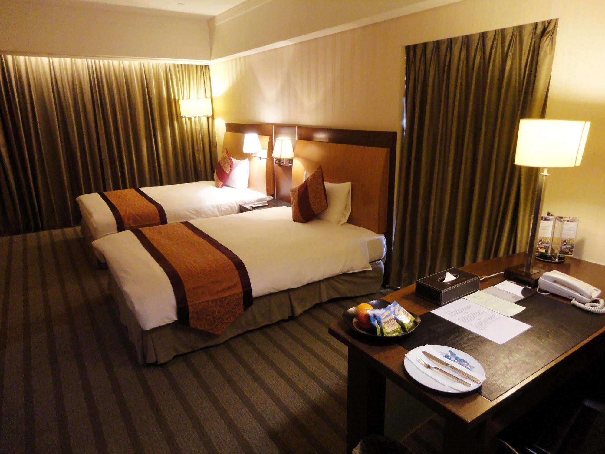 Evergreen Plaza Hotel - Tainan Exteriör bild A room at the hotel