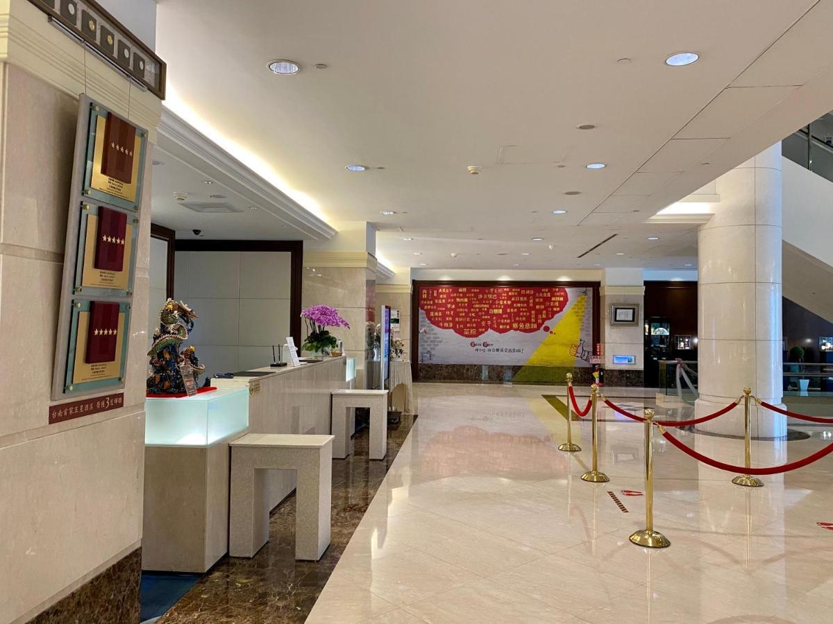 Evergreen Plaza Hotel - Tainan Exteriör bild Lobby