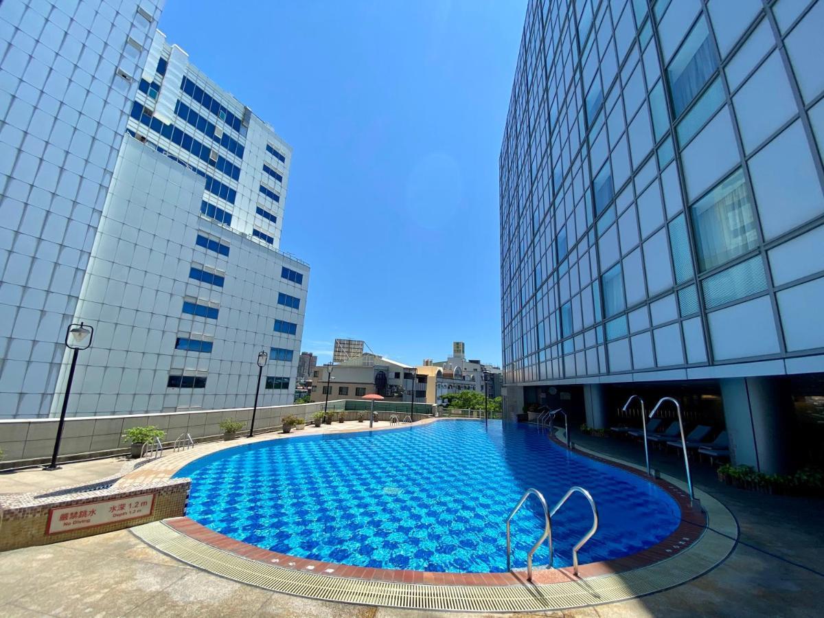 Evergreen Plaza Hotel - Tainan Exteriör bild The pool at the hotel