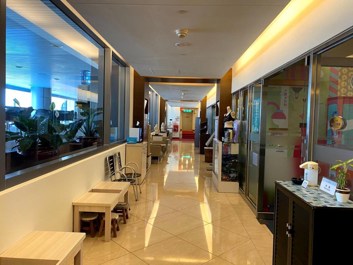 Evergreen Plaza Hotel - Tainan Exteriör bild The interior of the lounge