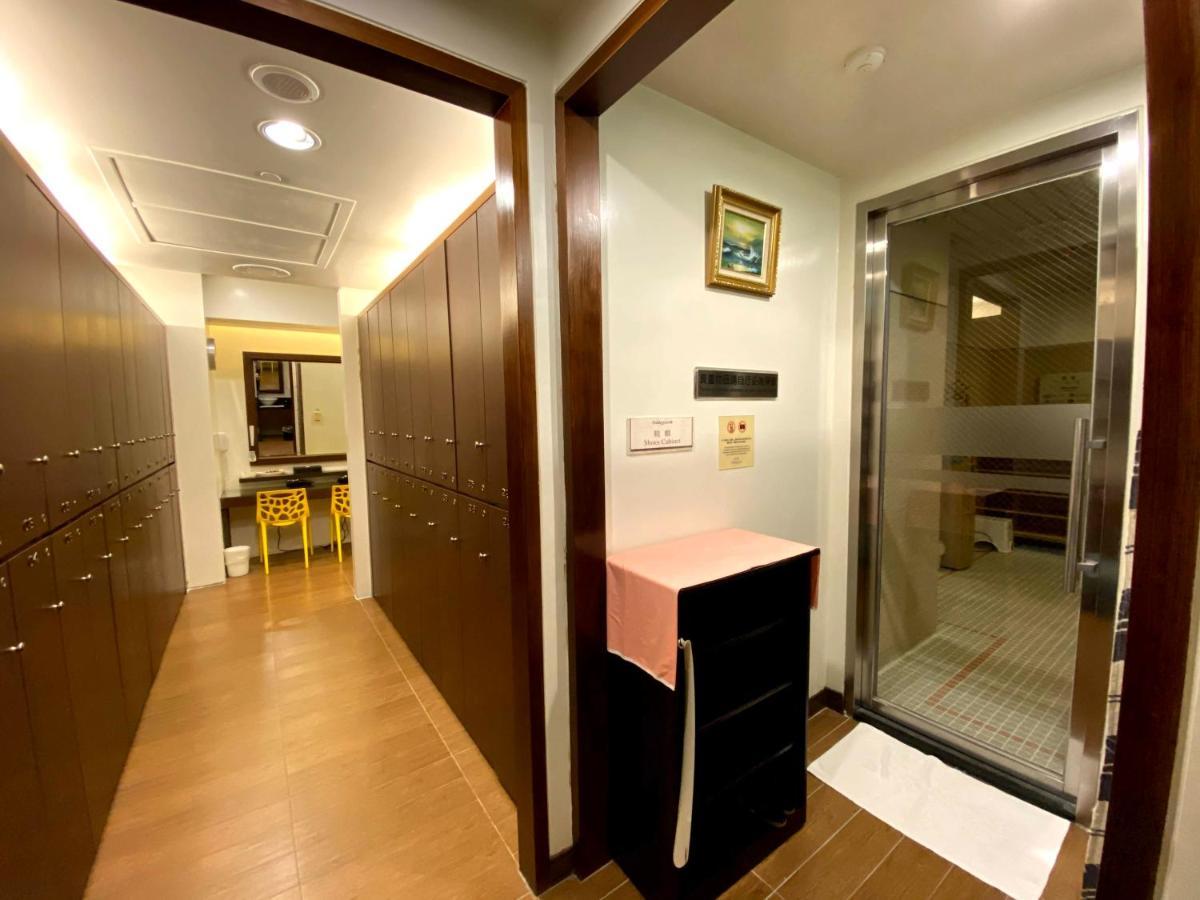 Evergreen Plaza Hotel - Tainan Exteriör bild A typical locker room at a public bath